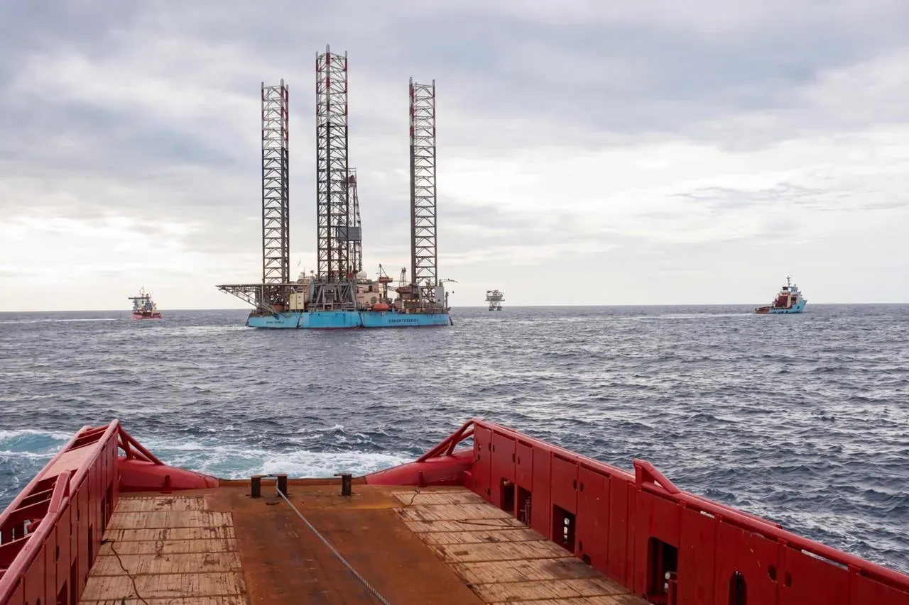 Marine support vessels assisting an offshore jack-up rig